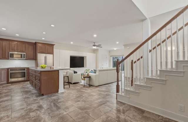 Urban Living in Lavaca – Steps to Downtown & Southtown Dining Gallery 3