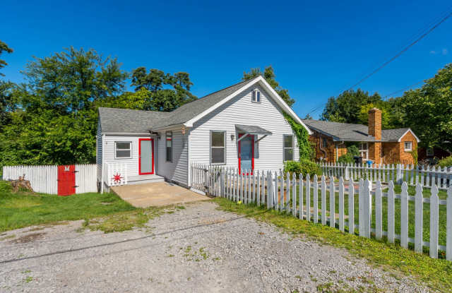 AVAILABLE NOW, DON'T MISS THIS UPDATED 3 BEDROOM HOUSE IN MOON TOWNSHIP! photos photos