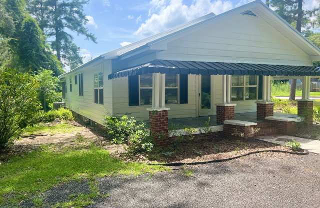Charming 3 Bedroom Home with Rustic Farmhouse Feel in the Heart of Hinesville! photos photos Charming 3 Bedroom Home with Rustic Farmhouse Feel in the Heart of Hinesville! photos photos