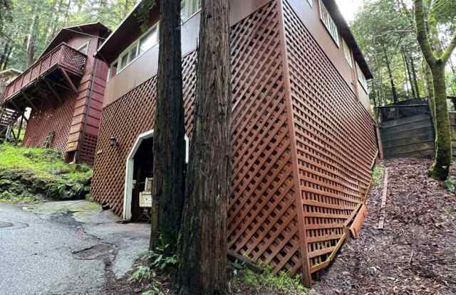 Two Bedroom hilltop home with Carport, large back yard, mini-split heating w/d hook ups Gallery 4