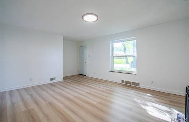 1036 GROBY Road Gallery 3