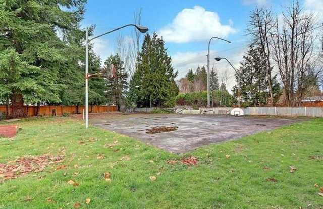 3 Bedroom Single Family Home in Everett with bonus room -Huge lot Gallery 3