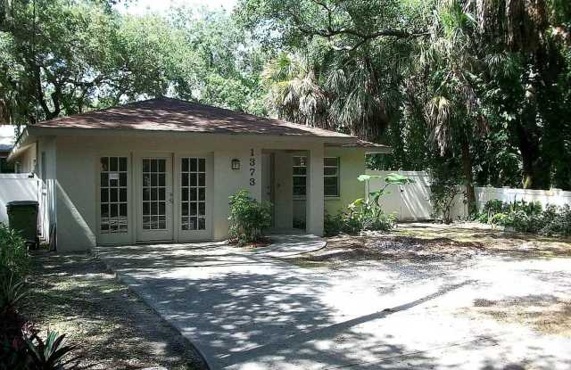 4/2 Home conveniently located in Sarasota near Beaches, Jungle Gardens, Airport & Downtown! photos photos