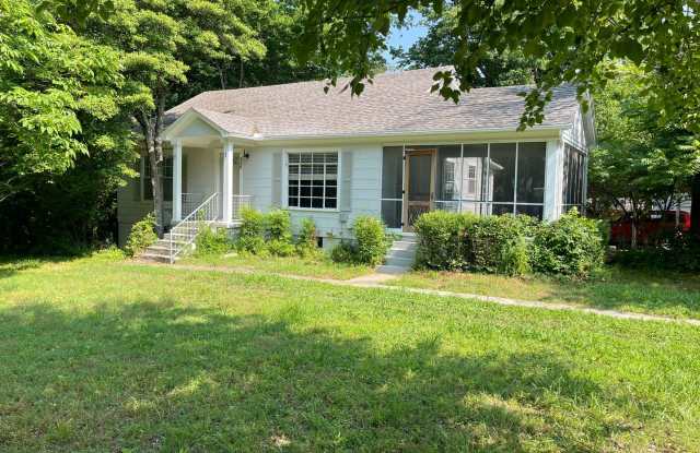 1/2 OFF FIRST MONTH RENT - Beautiful 2 Bedroom, 1 Bathroom Home - 338 East Sycamore Street, Fayetteville, AR 72703