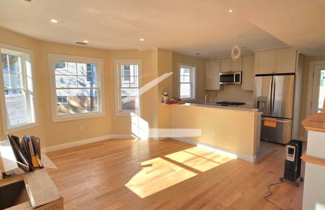 Charming 3 Bedroom-No Broker Fee Gallery 3