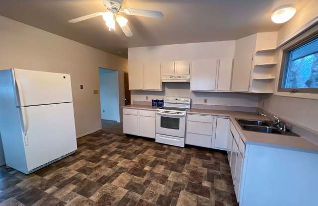 Adorable 3 bedroom 1 bathroom Top Level Unit photos photos