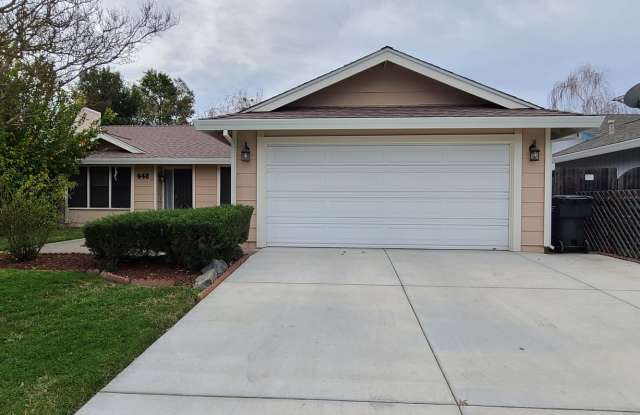 Beautiful 2 Bedroom Plus a Den in Desirable Greenhaven/Pocket Neighborhood! Gallery 1