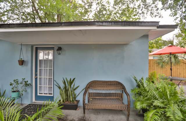 3737 1/2 Burlington Avenue North Gallery 3