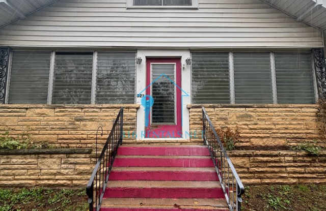 Three bed one bath house available NOW! Gallery 3