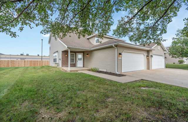 Spacious Home with Large Bedrooms & Ample Storage - Available NOW!! photos photos