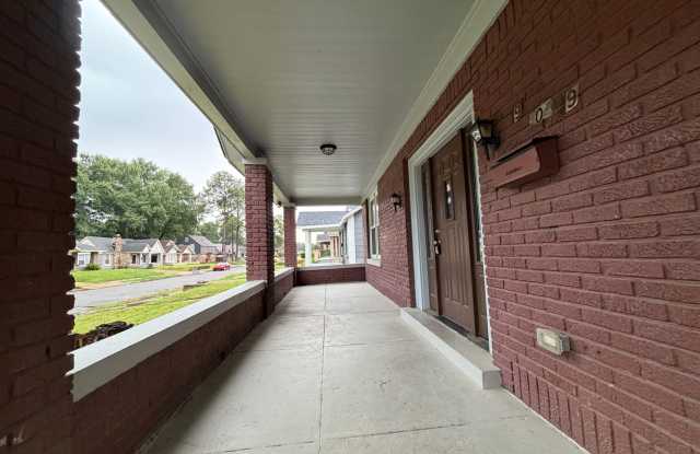 Beautiful Brick Home Minutes from Midtown, Crosstown, Rhodes College!! Gallery 3