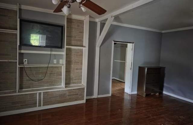 2720 Spring Dr Gallery 3