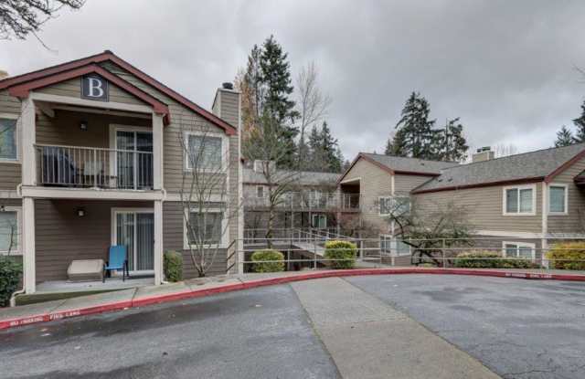 Lovely and Spacious 2 BR/2 Full BA Issaquah Condo. Great Location ! Gallery 1