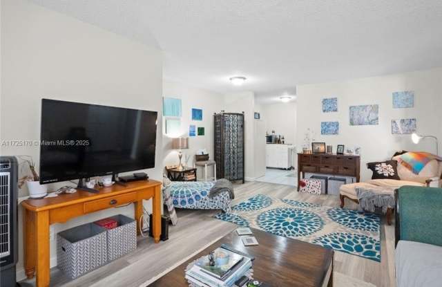 850 E Commercial Blvd photos photos