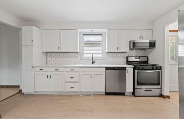 FIRST MONTH FREE! Beautifully RENOVATED 2-bedroom in Bethel Park, READY FOR MOVE-IN! Gallery 4