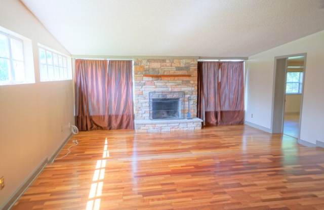 4914 North River Shore Drive Gallery 4