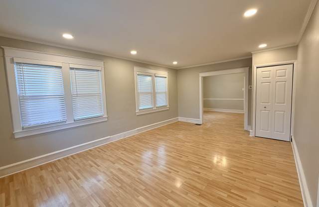 117 East Holly Gallery 4