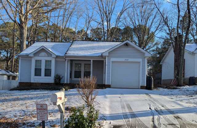 Room in 3 Bedroom Home at Golden Oak Ct photos photos