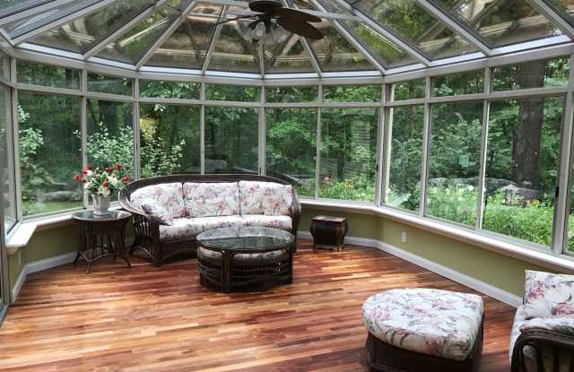 Beautifully secluded 5 bedroom home in the woods. Gallery 3