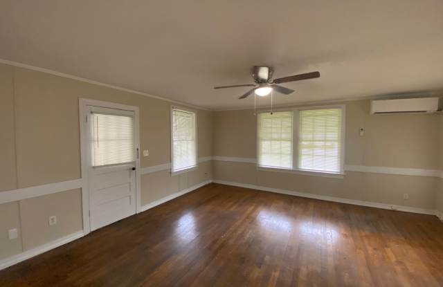 Unique Garage Studio Unit in St. Nicholas Area! photos photos