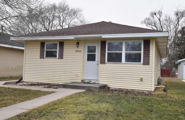 3042 Hamlin St photos photos