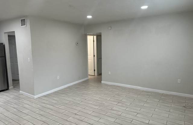2111 East Sunland Vista Gallery 4