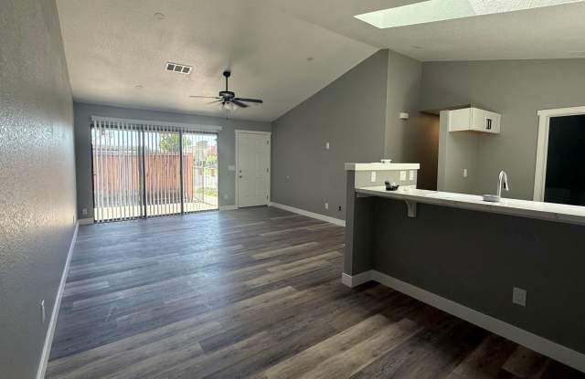 Cozy 2 Bedroom 2 Bath Townhome photos photos