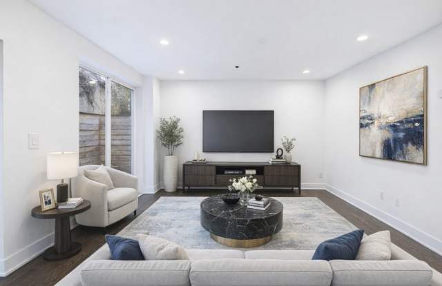 Beautiful modern bright 2 bed 1.5 bath with private patio - 1521 North Franklin Street, Philadelphia, PA 19122