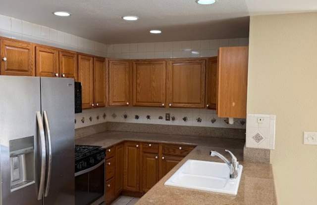 Beautiful 3 Bedroom, 2 Bathroom, Simi Valley Condominium, Ready for Move-In! Gallery 4