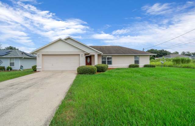 3/2/2 Beautiful Home with Spacious Backyard in Southeast Ocala Gallery 1