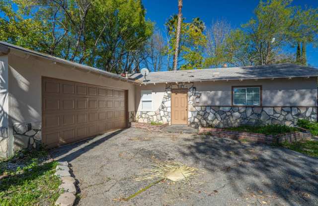 Single Story 4 Bedroom Home for Rent in Woodland Hills! - 20865 Burbank Boulevard, Los Angeles, CA 91367