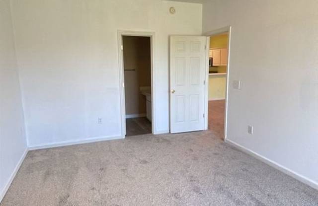 SPECIAL!  2 Bedroom/2 bath Condo; 1/2 off rent second month Gallery 4