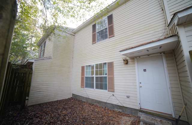 4 Bed / 3 Bathroom Townhome Off Ocala Gallery 1
