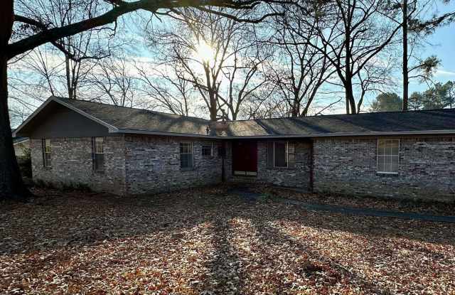 Come take a look at this house on the West side of Russellville. photos photos