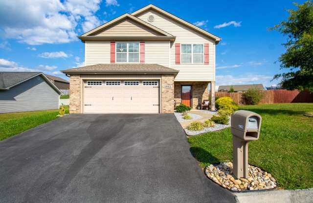 Beautiful 3 Bed/2.5 Bath Home with garage in Jonesborough - 1982 Ida Sue Drive, Jonesborough, TN 37659