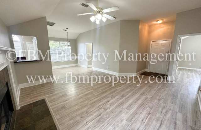 801 Oak - Gorgeous 3 Bedroom, 2 Bathroom Home in Ennis, TX! Gallery 4
