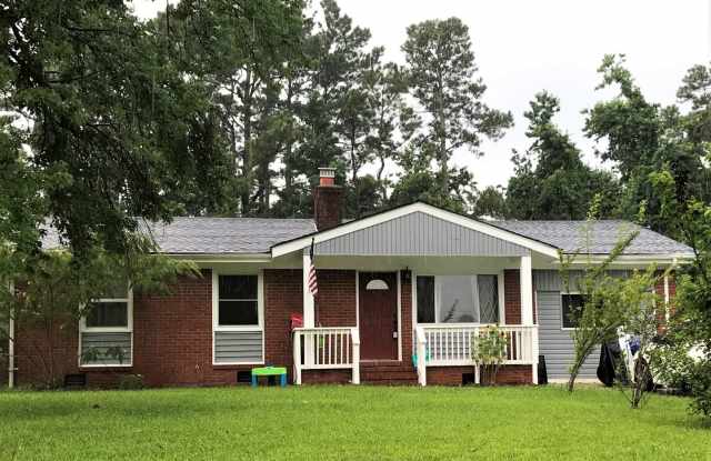 Charming 3 bedroom 2 bathroom home w/ a Bonus for rent! - 26 Berkshire Drive, Piney Green, NC 28546