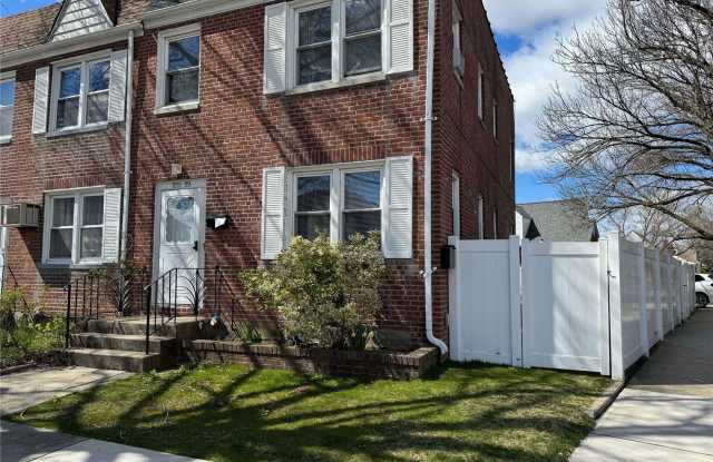 255-29 E Williston Avenue - 255-29 East Williston Avenue, Queens, NY 11001