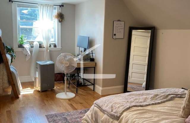 Modern Brighton 4-bed/2-bath with Deck Gallery 4