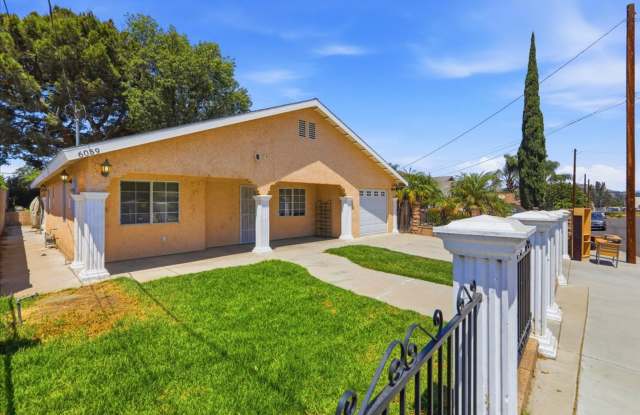 Spacious Home, Generous Yard, Great Riverside Location Gallery 3