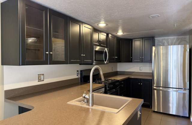 Spacious Pinebrook Townhome with Air Conditioning & 2-Car Garage Gallery 4