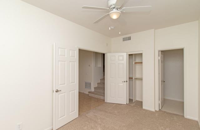 Incredible 3 bed & 3.5 bath Tri-Level Condo in San Marcos! Gallery 4