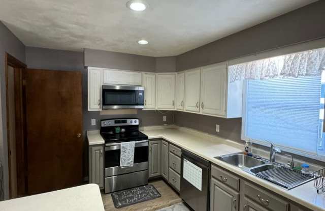 Amazingly Spacious Home at 1513 5 1/2 Ave NE photos photos