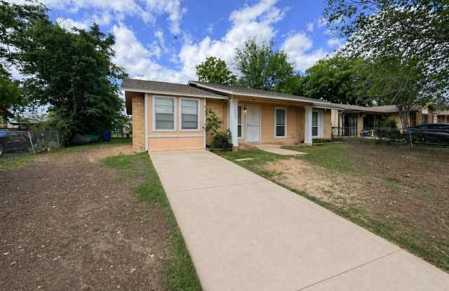 Nice 4 BR, 1.5 Bath w/ Large Back Yard photos photos