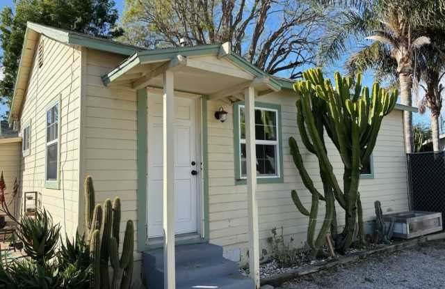 Clean, 1 bedroom, 1-bath w/bonus room/bdrm rental located off Ventura Ave - 67 West Mission Avenue, Ventura, CA 93001