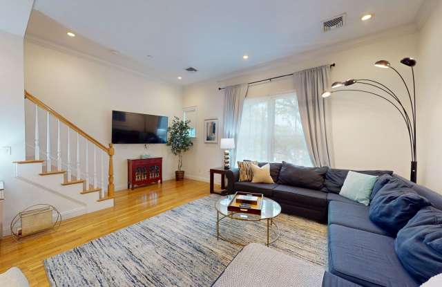 EVERYTHING INCLUDED - 3 Bed/ 2 bath in Brookline Gallery 4