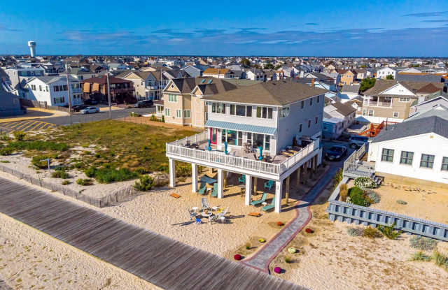 2102 Oceanfront Gallery 2