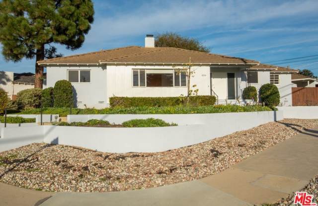 8136 LOYOLA BLVD photos photos