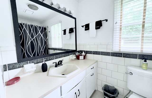 Rock 'N' Roll Vibe! Fully Furnished 3BD/1.5BA Home | All Utilities Included Gallery 4