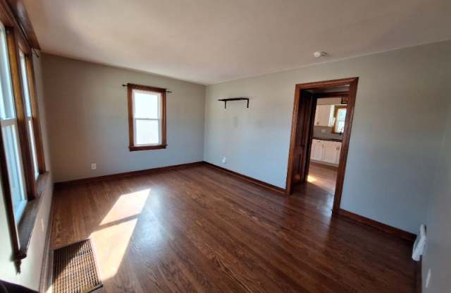 338 North Dwiggins Street Gallery 2